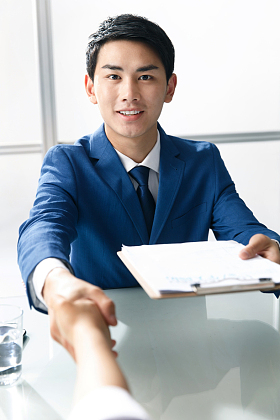 商务男女在办公室照片