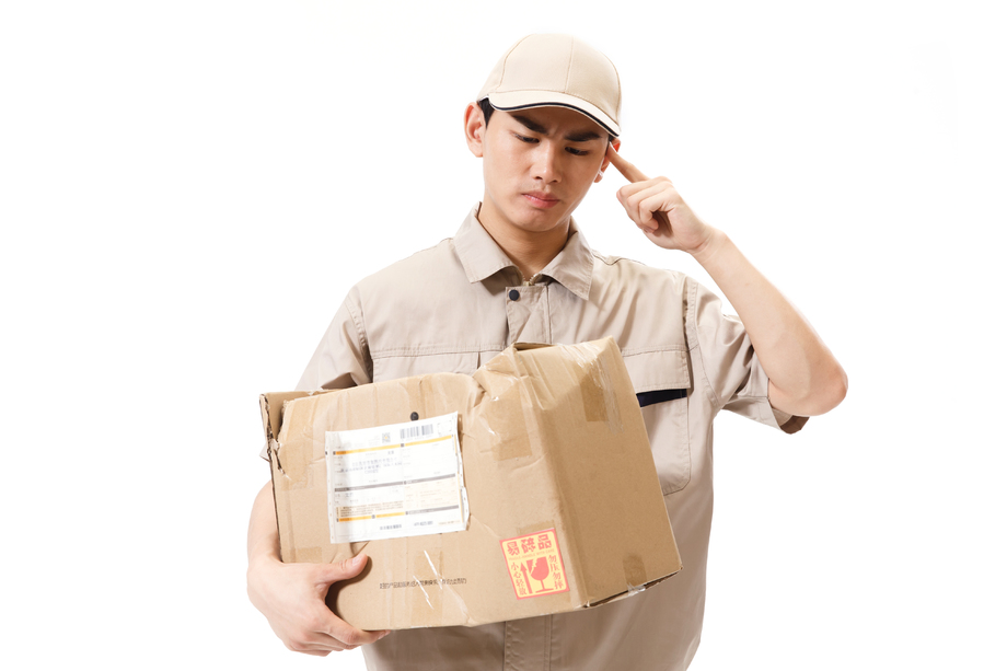 年轻的快递员在工作 年轻的快递员在工作