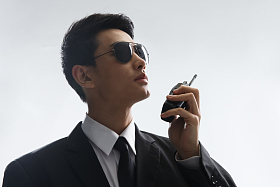 青年男保镖图片