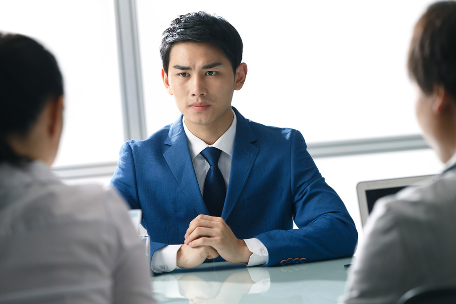 商务男女在办公室图片