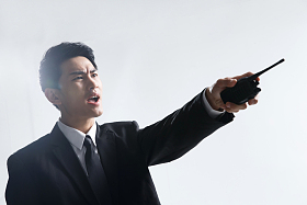 生气的青年男保镖照片