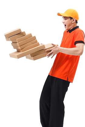 年轻的快递员在送外卖照片