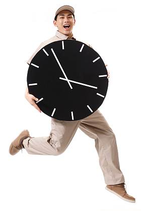 年轻的快递员拿着钟表