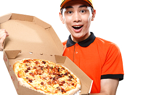 年轻的快递员在送外卖图片