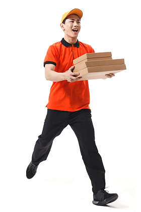 年轻的快递员在送外卖图片