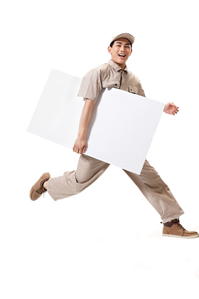 年轻的快递员在工作