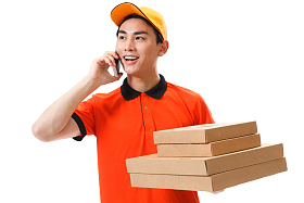 年轻的快递员在送外卖图片