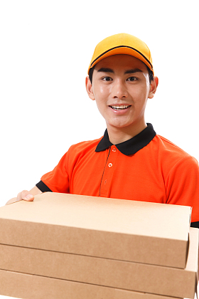 年轻的快递员在送外卖图片