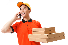 年轻的快递员在送外卖图片