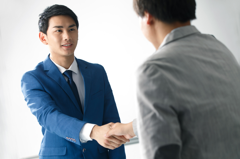 两个商务男人握手图片