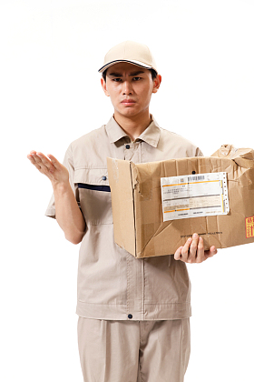 年轻的快递员在工作