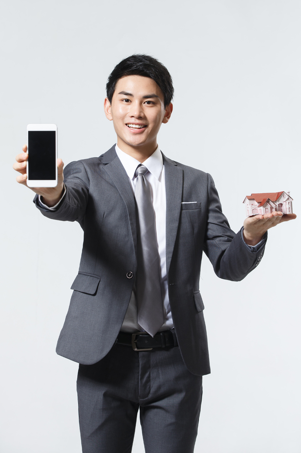 商务男人拿着房屋模型 商务男人拿着房屋模型