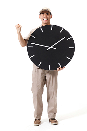 年轻的快递员拿着钟表