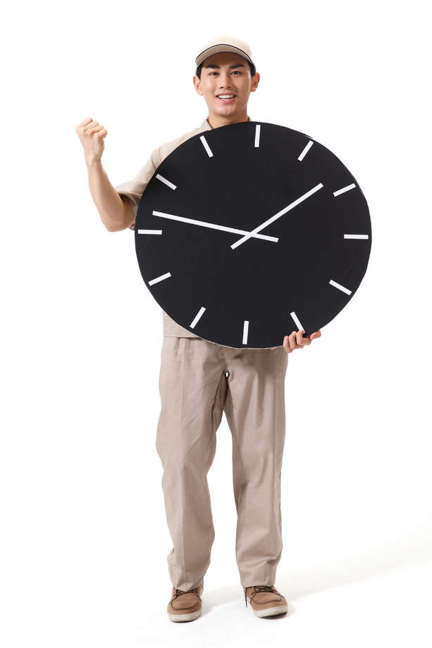 年轻的快递员拿着钟表