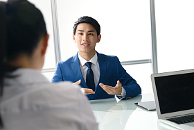 商务男女在办公室图片