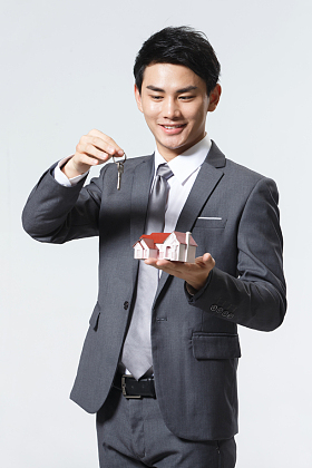 商务男人拿着房屋模型照片