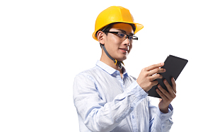 商务青年男人戴着安全帽图片