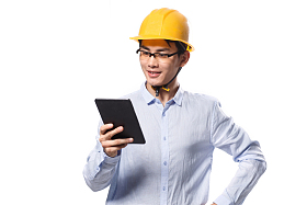 商务青年男人戴着安全帽