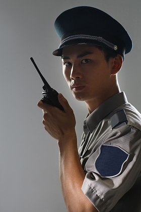 青年男保安