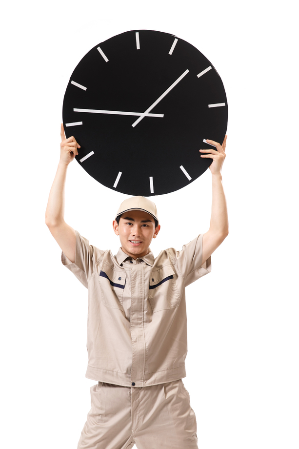 年轻的快递员手举着钟表