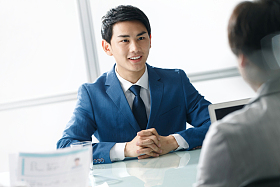 商务男女在办公室图片