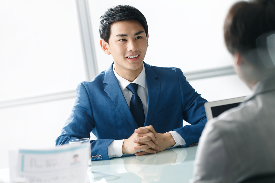 商务男女在办公室图片