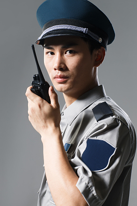 青年男保安