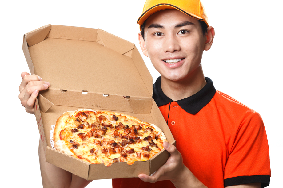 年轻的快递员在送外卖图片