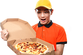 年轻的快递员在送外卖图片