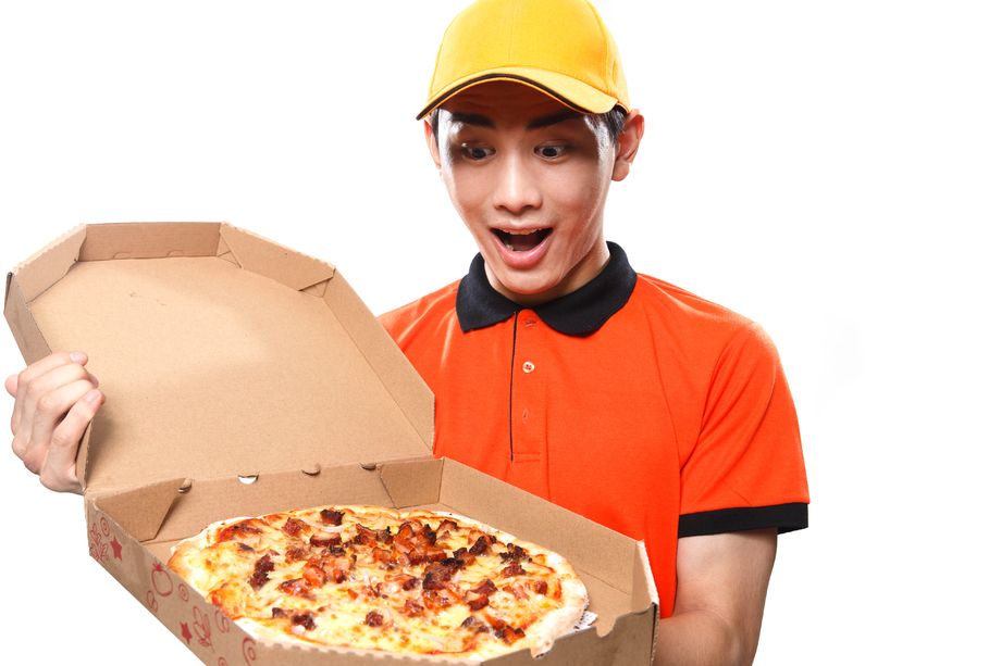 年轻的快递员在送外卖图片