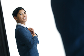 商务青年男人在镜子前穿衣服图片