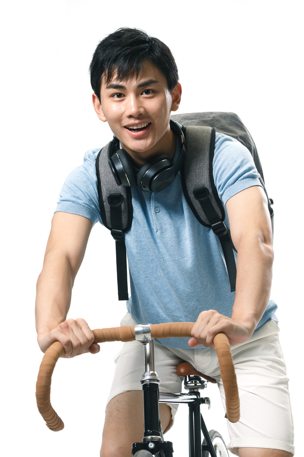 年轻的大学生骑自行车 年轻的大学生骑自行车