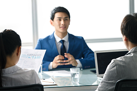 商务男女在办公室图片