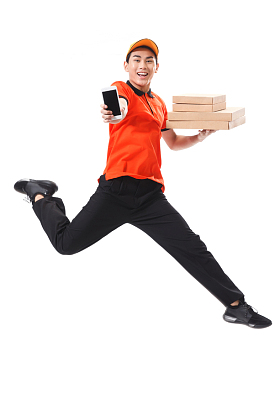 年轻的快递员在送外卖图片