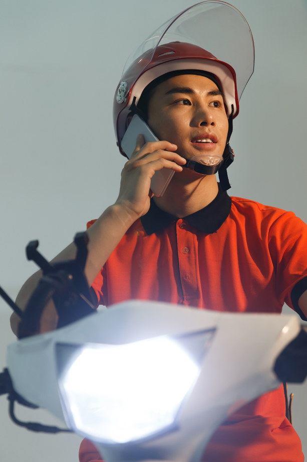 年轻的快递员在工作