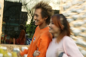 东方年轻情侣在北京的街道照片