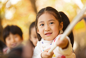 小学生在拔河比赛