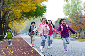 欢乐的小学生在户外奔跑图片