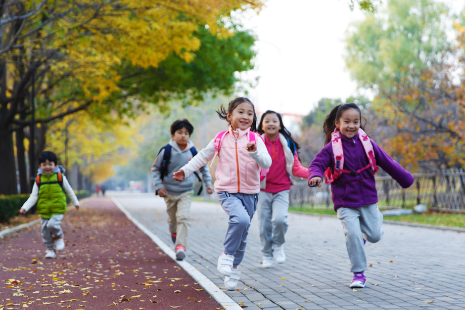 欢乐的小学生在户外奔跑图片