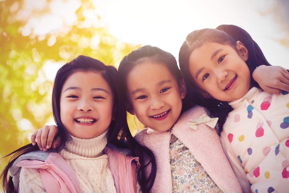 可爱的小女孩在户外玩耍图片 可爱的小女孩在户外玩耍图片