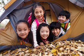 小学生在户外露营