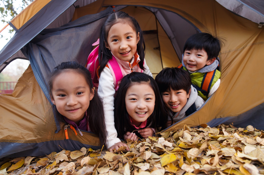 小学生在户外露营