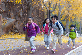 欢乐的小学生在户外奔跑