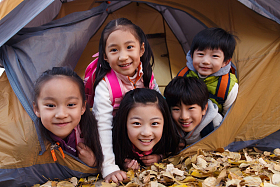 小学生在户外露营图片