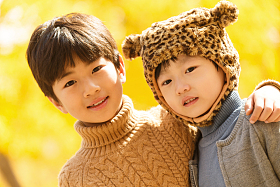 两个男孩在户外