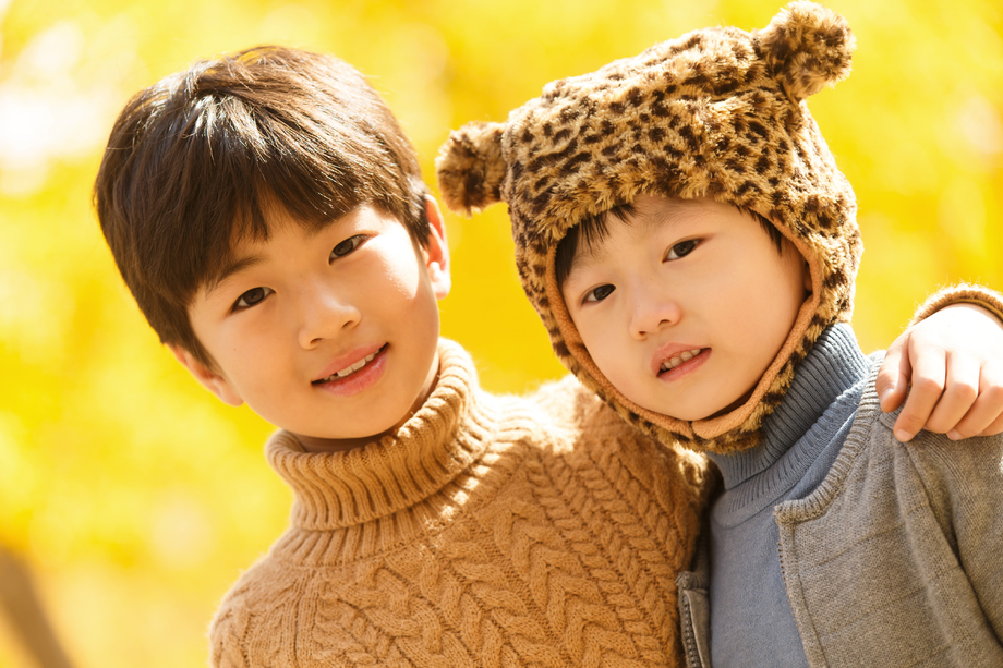 两个男孩在户外