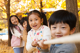 小学生在拔河比赛