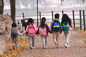 小学生在放学的路上