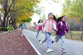 欢乐的小学生在户外奔跑图片