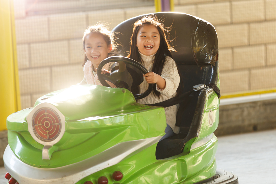 小学生在游乐场玩耍图片 小学生在游乐场玩耍图片